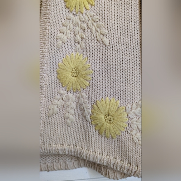 Darling VINTAGE hand-loomed daisy sweater! - Picture 5 of 11